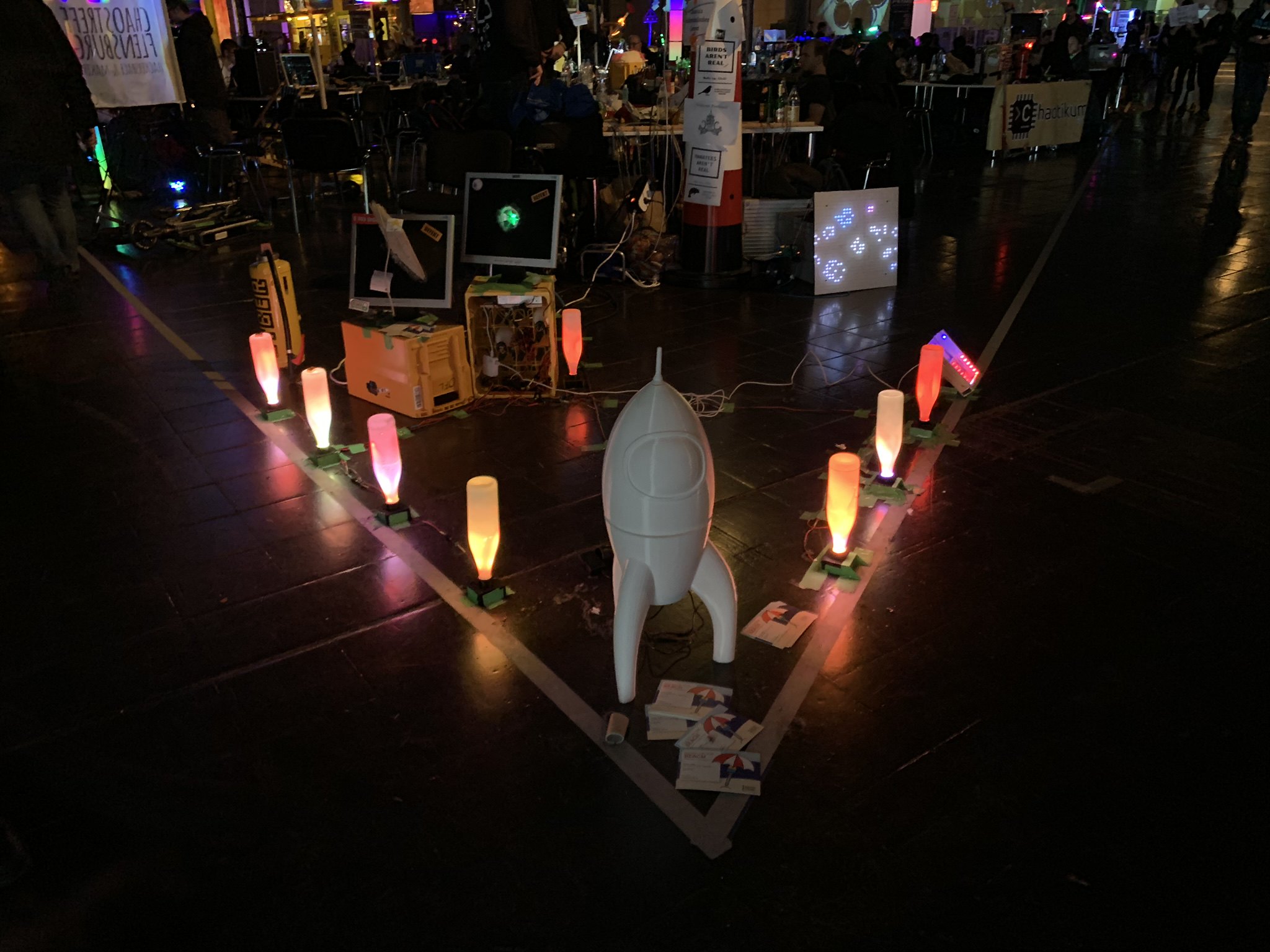 Mehrere Lampen stehen in einem dreieck auf dem Boden und blinken