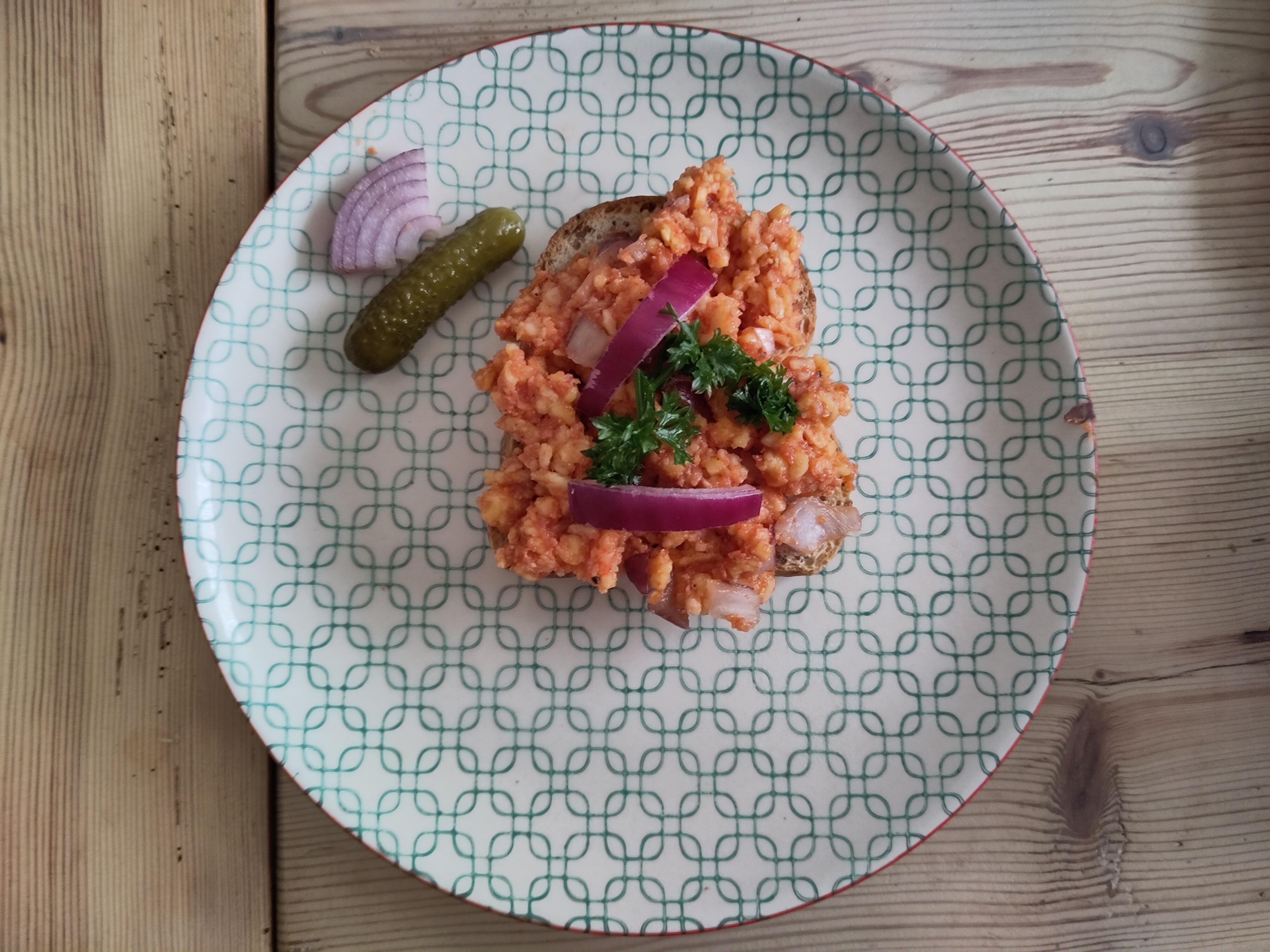 Teller mit einem Brot mit veganen Aufstrich